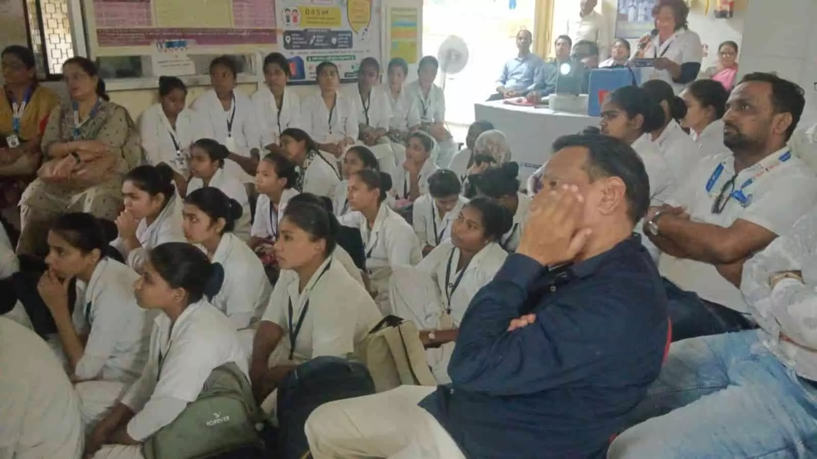मोर्शी के उपजिल्हा रुग्णालय में पल्स पोलियो कार्यशाला के दौरान बच्चों को दवा पिलाती अधिपरिचारिका और स्वास्थ्य कर्मचारी। मोर्शी के उपजिल्हा रुग्णालय में पल्स पोलियो कार्यशाला के दौरान बच्चों को दवा पिलाती अधिपरिचारिका और स्वास्थ्य कर्मचारी।