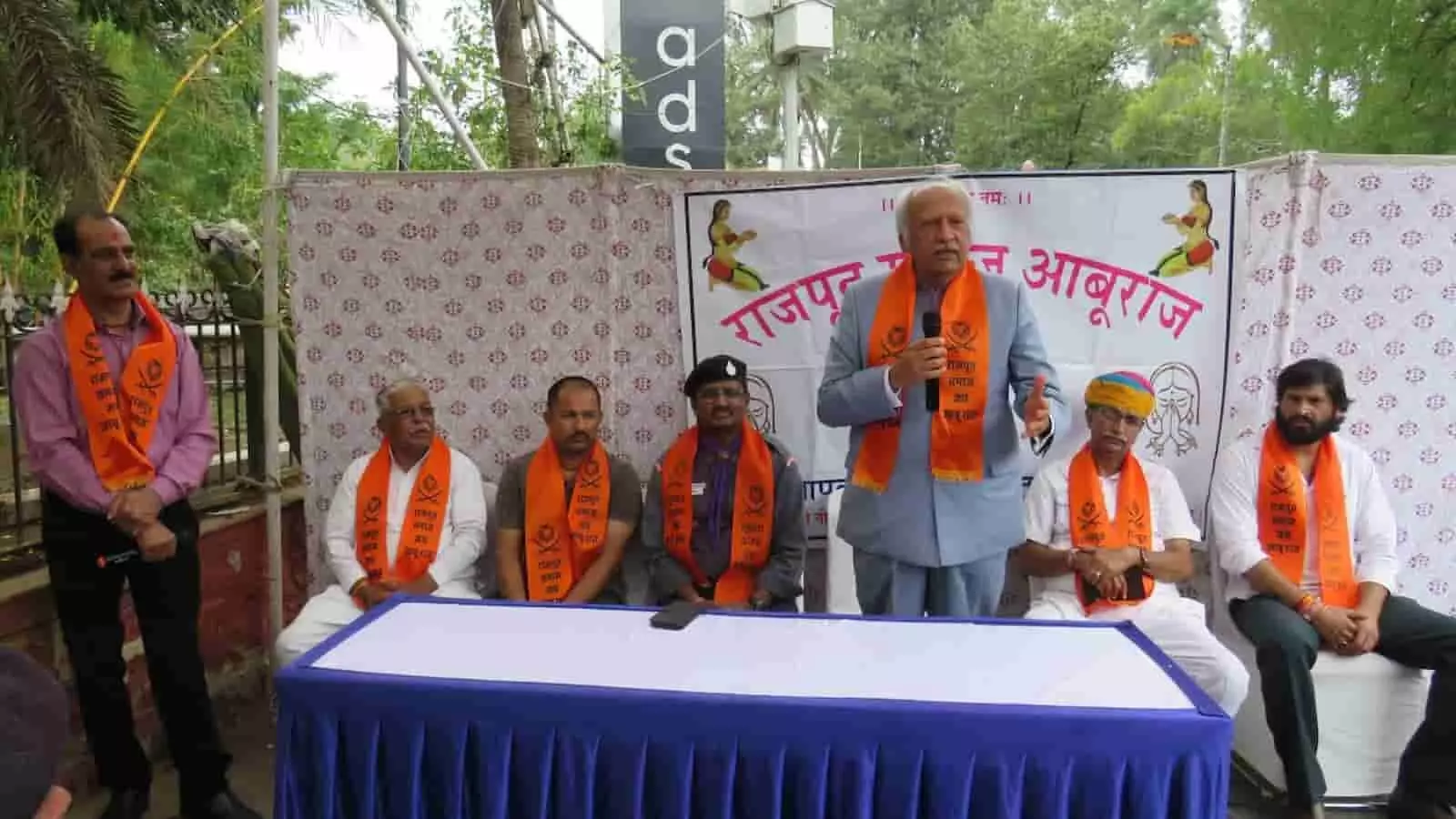 तस्वीर में माउंट आबू में महाराणा प्रताप जयंती समारोह के दौरान वक्ता और नागरिक दिख रहे हैं। तस्वीर में माउंट आबू में महाराणा प्रताप जयंती समारोह के दौरान वक्ता और नागरिक दिख रहे हैं।