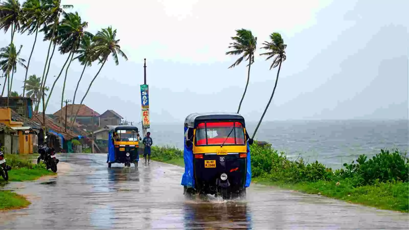 भारी बारिश के दौरान ऑटो-रिक्शा सड़क पर चलते हुए दक्षिण भारत के तटीय क्षेत्र में। भारी बारिश के दौरान ऑटो-रिक्शा सड़क पर चलते हुए दक्षिण भारत के तटीय क्षेत्र में।