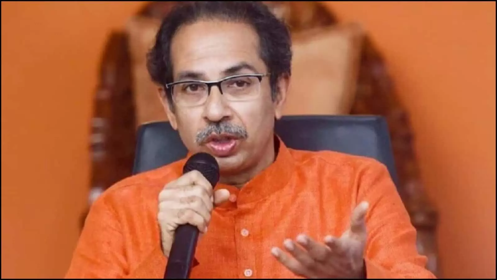 कुर्सी पर बैठकर बात करते हुए उद्धव ठाकरे मुंबई में शिवसेना सांसदों की बैठक के दौरान कुर्सी पर बैठकर बात करते हुए उद्धव ठाकरे मुंबई में शिवसेना सांसदों की बैठक के दौरान