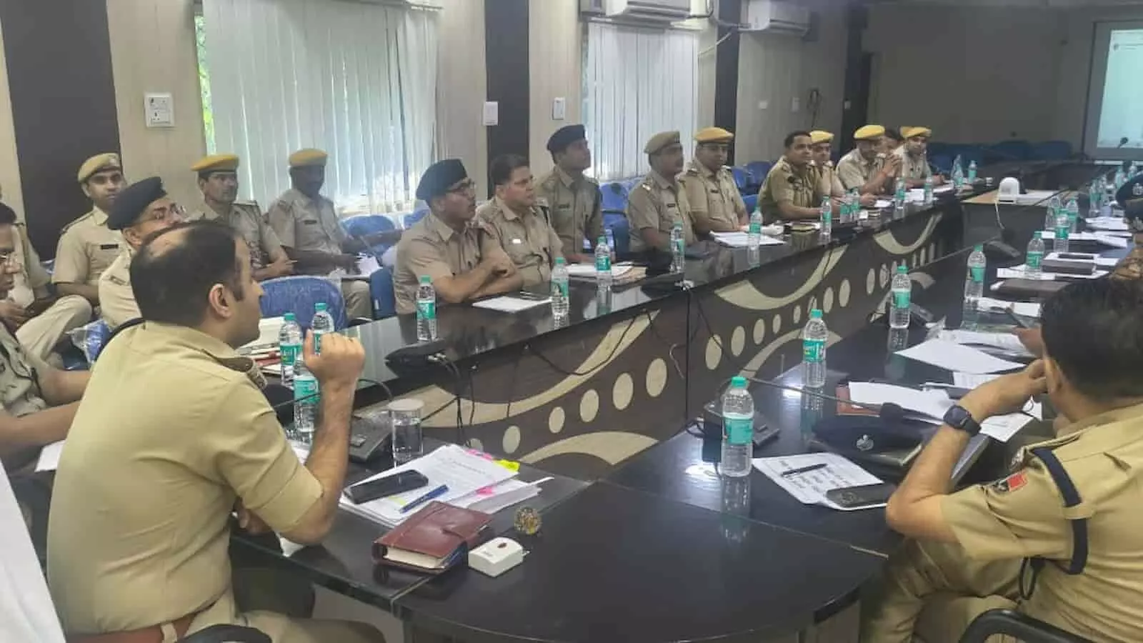 धौलपुर में पुलिस अधीक्षक विकास सांगवान जिले के अधिकारियों के साथ अपराध समीक्षा बैठक करते हुए। धौलपुर में पुलिस अधीक्षक विकास सांगवान जिले के अधिकारियों के साथ अपराध समीक्षा बैठक करते हुए।