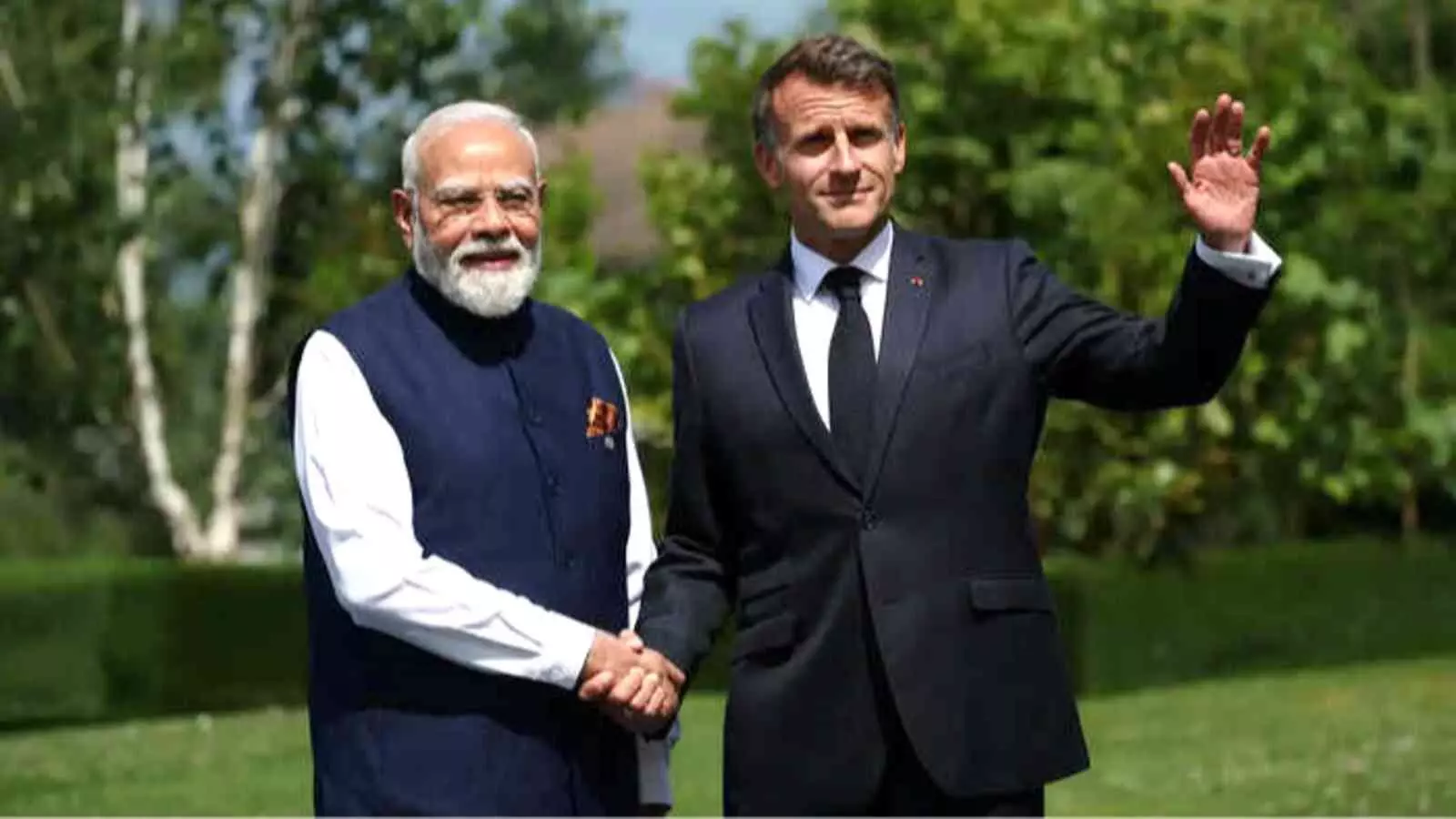 प्रधानमंत्री मोदी और फ्रांस के राष्ट्रपति इमैनुएल मैक्रों द्विपक्षीय बैठक के दौरान हाथ मिलाते हुए। प्रधानमंत्री मोदी और फ्रांस के राष्ट्रपति इमैनुएल मैक्रों द्विपक्षीय बैठक के दौरान हाथ मिलाते हुए।