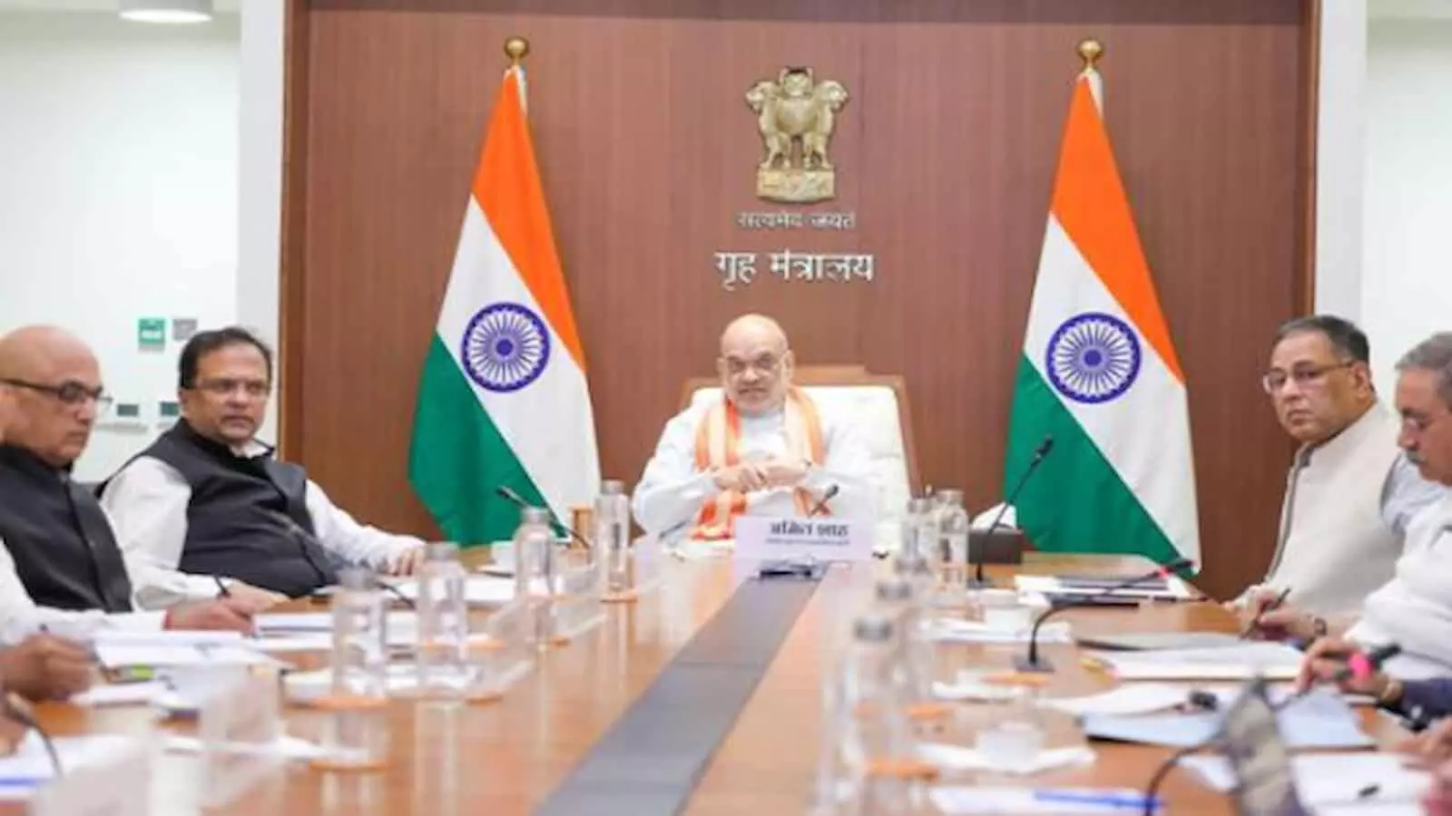तस्वीर में केंद्रीय गृह मंत्री अमित शाह नई दिल्ली में साइबर सुरक्षा बैठक करते दिख रहे हैं। तस्वीर में केंद्रीय गृह मंत्री अमित शाह नई दिल्ली में साइबर सुरक्षा बैठक करते दिख रहे हैं।
