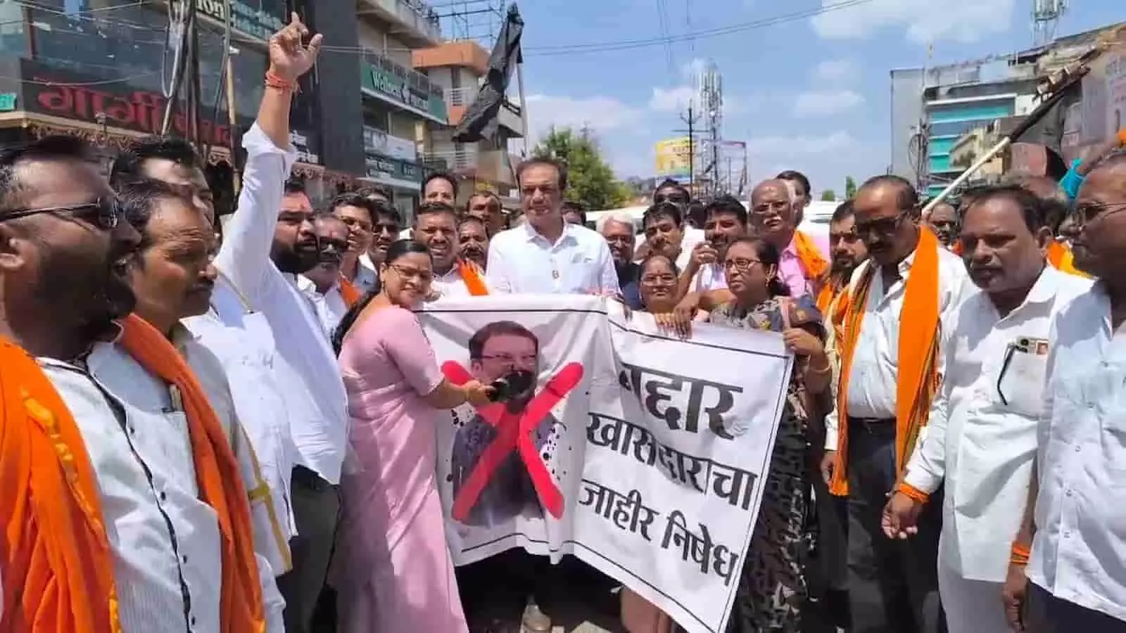 वाशिम में सांसद संजय देशमुख के विरोध में प्रदर्शन करते शिवसेना कार्यकर्ता। वाशिम में सांसद संजय देशमुख के विरोध में प्रदर्शन करते शिवसेना कार्यकर्ता।