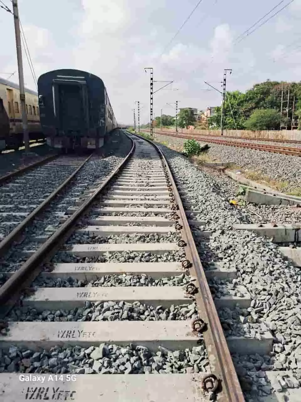 वलसाड यार्ड में नई रेल लाइन और ब्रिज संख्या-329 का नवनिर्मित ट्रैक दिख रहा है। वलसाड यार्ड में नई रेल लाइन और ब्रिज संख्या-329 का नवनिर्मित ट्रैक दिख रहा है।