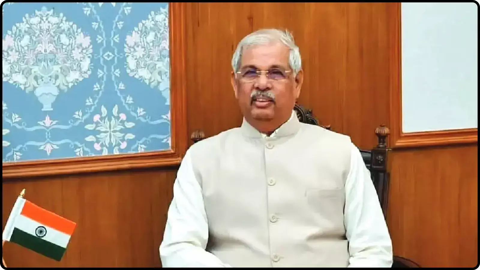 लकड़ी के पैनल वाले कार्यालय में बैठे हुए राज्यपाल राजेंद्र विश्वनाथ आर्लेकर तमिलनाडु विधानसभा के विशेष सत्र के संदर्भ में दिख रहे हैं।