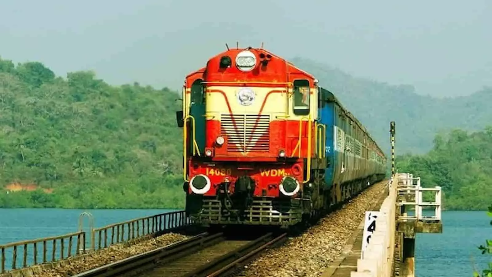 मुंबई के रेलवे स्टेशन पर पटरी पर खड़ी पश्चिम रेलवे की उपनगरीय लोकल ट्रेन। मुंबई के रेलवे स्टेशन पर पटरी पर खड़ी पश्चिम रेलवे की उपनगरीय लोकल ट्रेन।