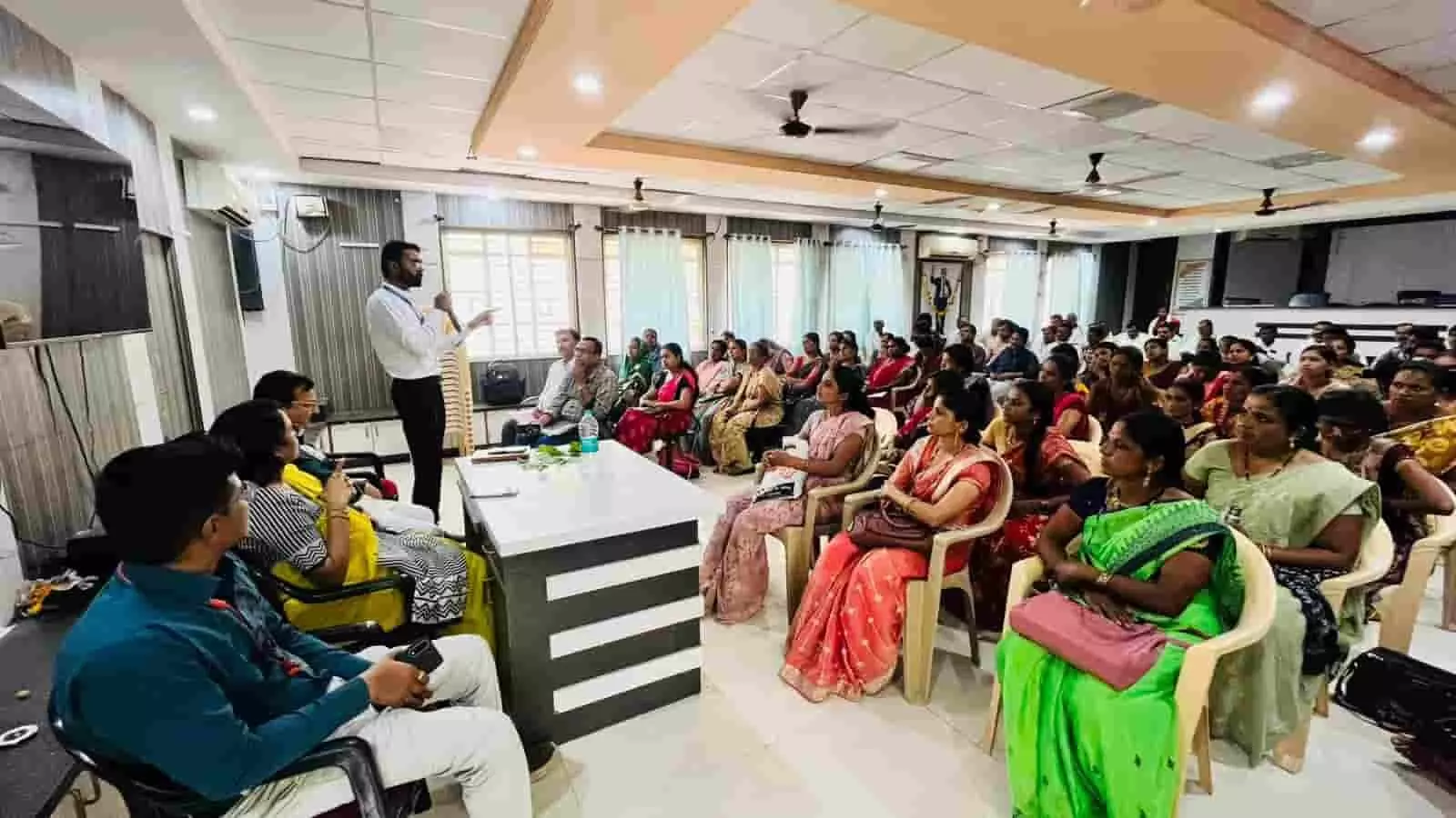 बदनापुर पंचायत समिति सभागार में जालना जलकवच अभियान के तहत आयोजित रेशम खेती कार्यशाला में मार्गदर्शन सुनते अधिकारी और किसान समूह। बदनापुर पंचायत समिति सभागार में जालना जलकवच अभियान के तहत आयोजित रेशम खेती कार्यशाला में मार्गदर्शन सुनते अधिकारी और किसान समूह।