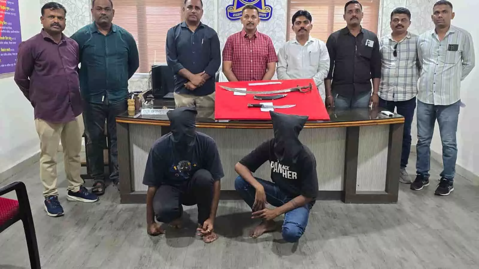 जालना में अवैध धारदार हथियारों के साथ पकड़े गए दो आरोपियों के पास खड़ी पुलिस टीम। जालना में अवैध धारदार हथियारों के साथ पकड़े गए दो आरोपियों के पास खड़ी पुलिस टीम।