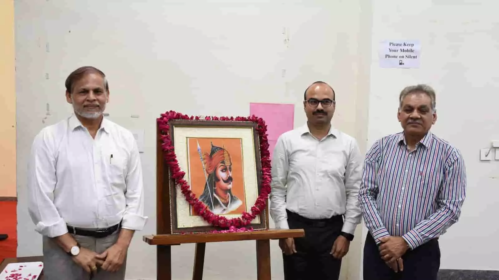 राजस्थान केंद्रीय विश्वविद्यालय परिसर में महाराणा प्रताप के चित्र के पास खड़े कुलपति प्रो. आनन्द भालेराव और अन्य अधिकारी। राजस्थान केंद्रीय विश्वविद्यालय परिसर में महाराणा प्रताप के चित्र के पास खड़े कुलपति प्रो. आनन्द भालेराव और अन्य अधिकारी।