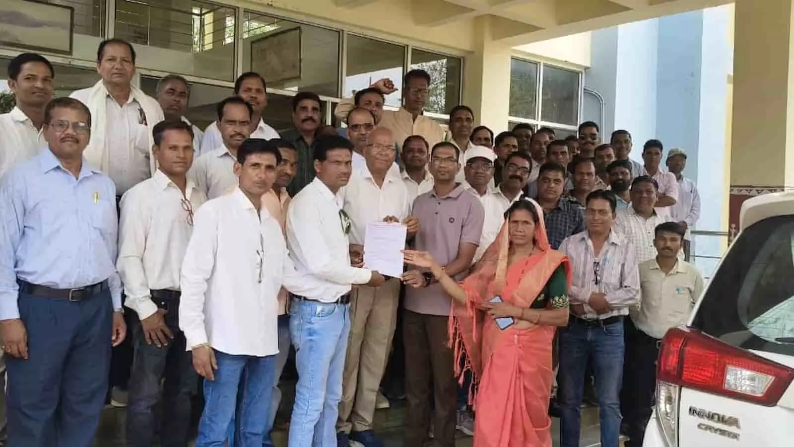 जिला कार्यालय के बाहर अखिल भारतीय राष्ट्रीय शैक्षिक महासंघ के पदाधिकारी जिला कलेक्टर को ज्ञापन सौंपते हुए। जिला कार्यालय के बाहर अखिल भारतीय राष्ट्रीय शैक्षिक महासंघ के पदाधिकारी जिला कलेक्टर को ज्ञापन सौंपते हुए।