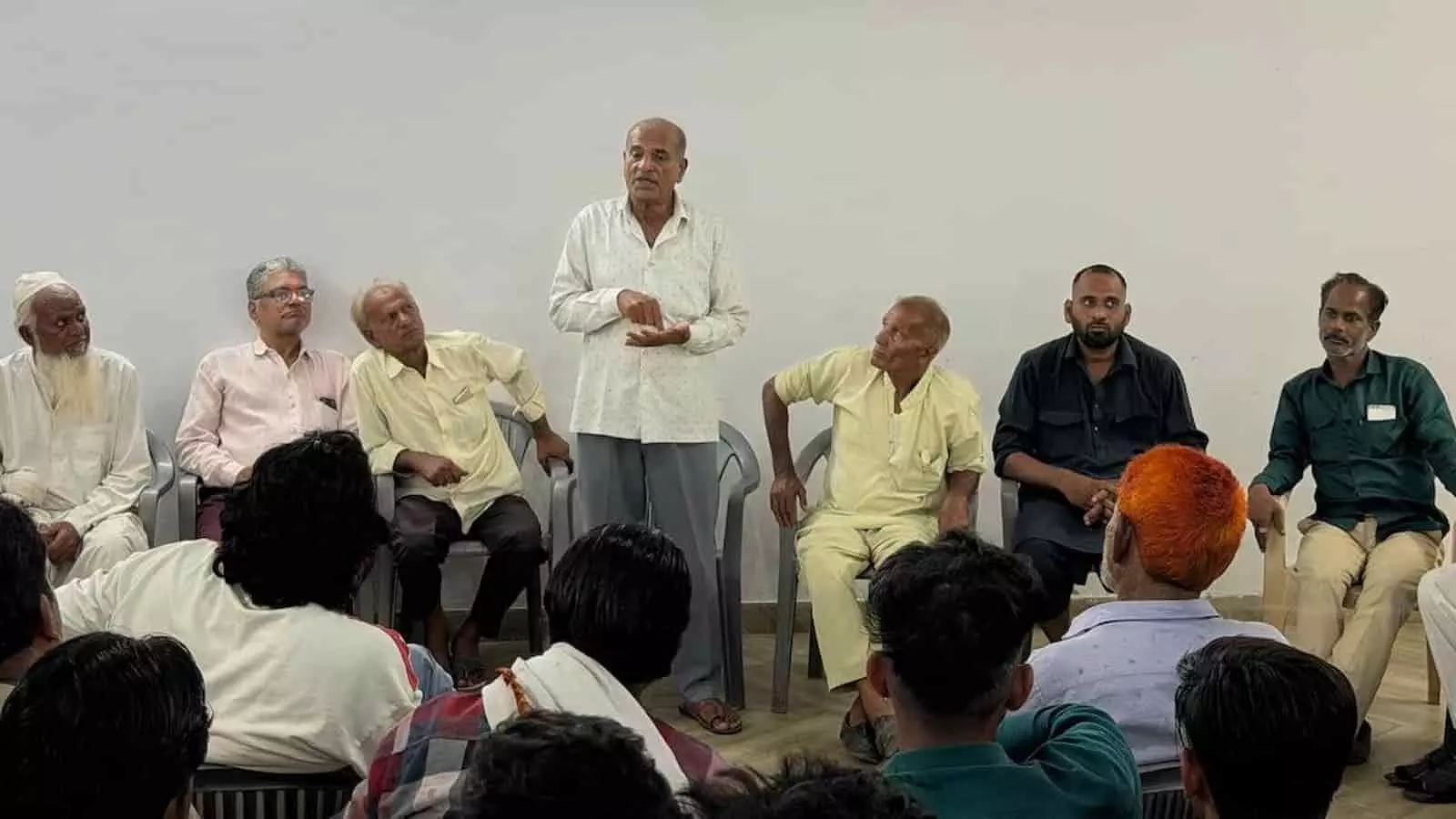 सीरत सराय में मोहर्रम प्रबंधन कमेटी की बैठक के दौरान मंच पर बातचीत करते सदस्य सीरत सराय में मोहर्रम प्रबंधन कमेटी की बैठक के दौरान मंच पर बातचीत करते सदस्य