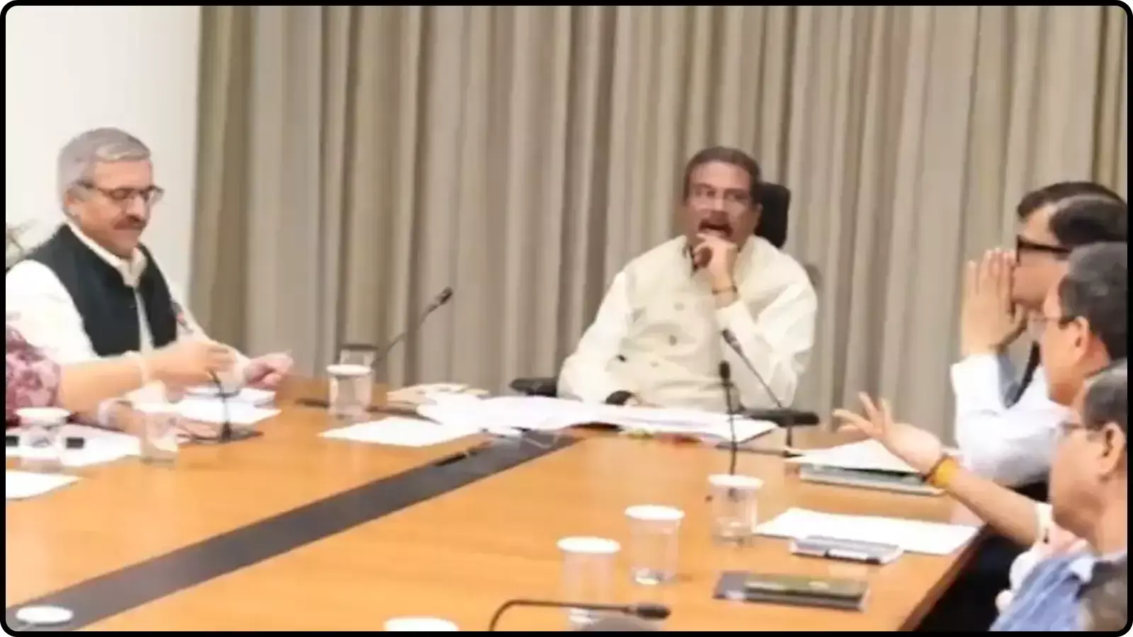 बैठक कक्ष की मेज पर बैठे केंद्रीय शिक्षा मंत्री धर्मेंद्र प्रधान और अधिकारी नई दिल्ली में परीक्षा समीक्षा के संदर्भ में दिख रहे हैं। बैठक कक्ष की मेज पर बैठे केंद्रीय शिक्षा मंत्री धर्मेंद्र प्रधान और अधिकारी नई दिल्ली में परीक्षा समीक्षा के संदर्भ में दिख रहे हैं।