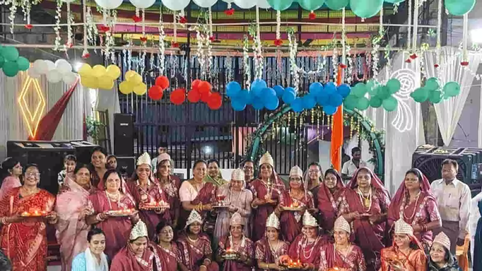 प्रशांत मति सभागार में सिद्ध चक्र महामंडल विधान के दौरान हाथों में मंगल दीप लिए खड़ीं जैन महिलाएं।