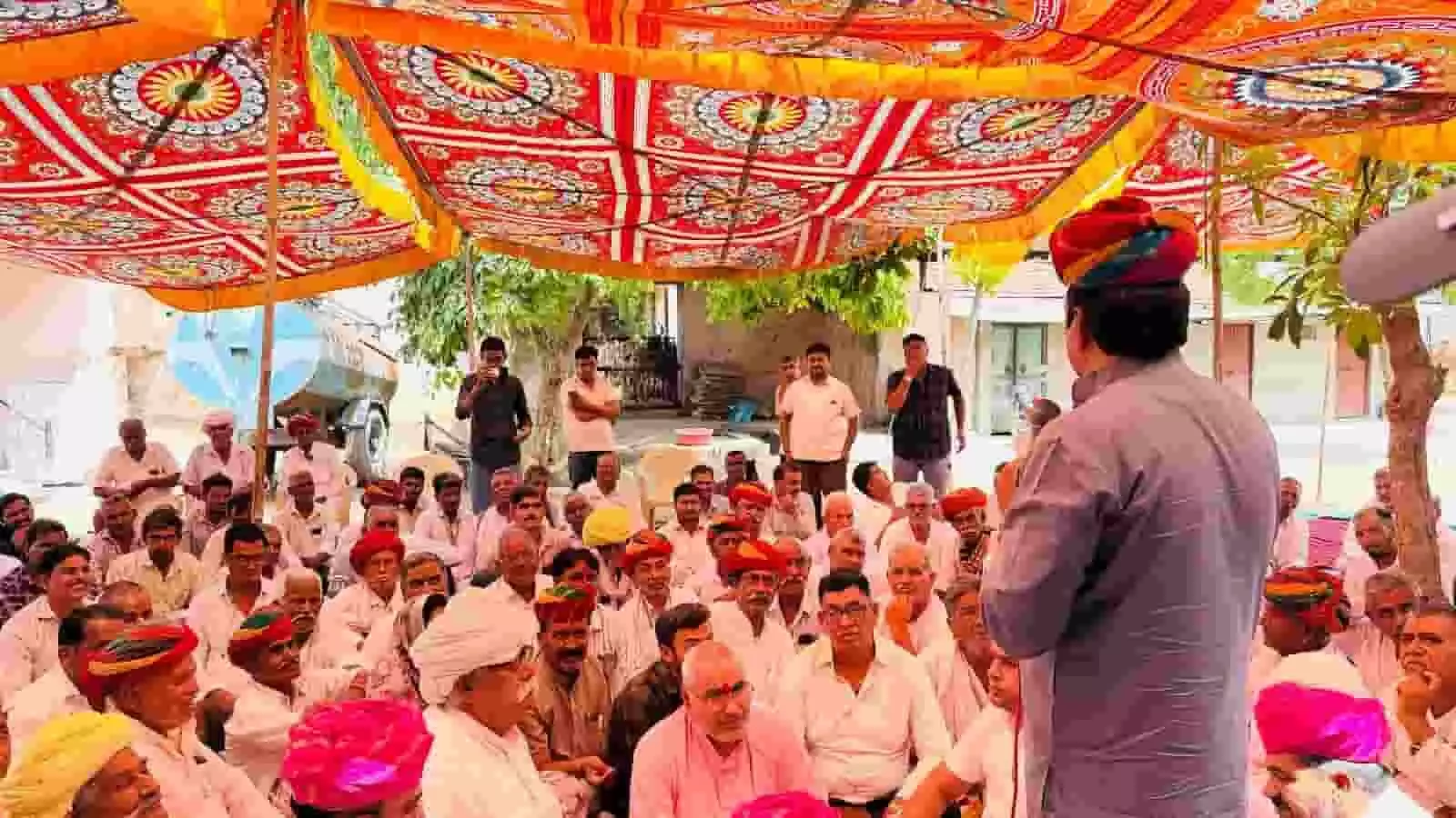 निमाज में टेंट के नीचे बैठी ग्रामीणों की सभा को संबोधित करते कैबिनेट मंत्री अविनाश गहलोत। निमाज में टेंट के नीचे बैठी ग्रामीणों की सभा को संबोधित करते कैबिनेट मंत्री अविनाश गहलोत।