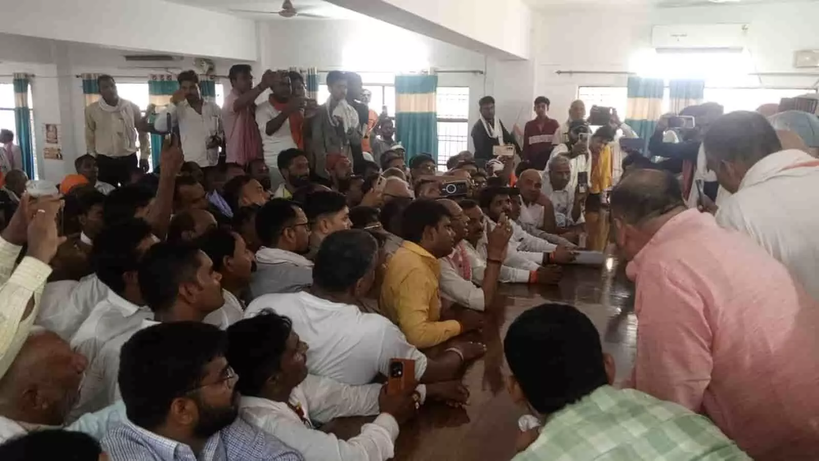 हंडिया उपजिलाधिकारी कार्यालय में एसडीएम को ज्ञापन सौंपते पूर्व मंत्री डॉ. राकेशधर त्रिपाठी की तस्वीर। हंडिया उपजिलाधिकारी कार्यालय में एसडीएम को ज्ञापन सौंपते पूर्व मंत्री डॉ. राकेशधर त्रिपाठी की तस्वीर।