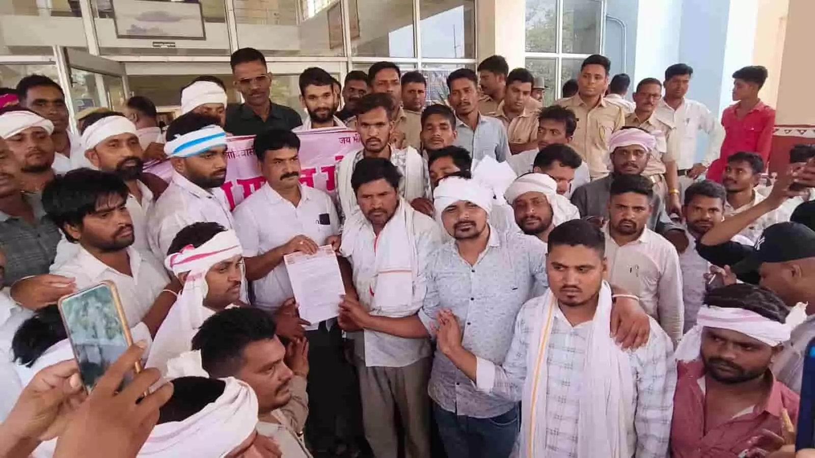 जिला कलेक्टर कार्यालय में सुहागपुरा सीआई के खिलाफ ज्ञापन सौंपते भील प्रदेश मुक्ति मोर्चा के सदस्य। जिला कलेक्टर कार्यालय में सुहागपुरा सीआई के खिलाफ ज्ञापन सौंपते भील प्रदेश मुक्ति मोर्चा के सदस्य।
