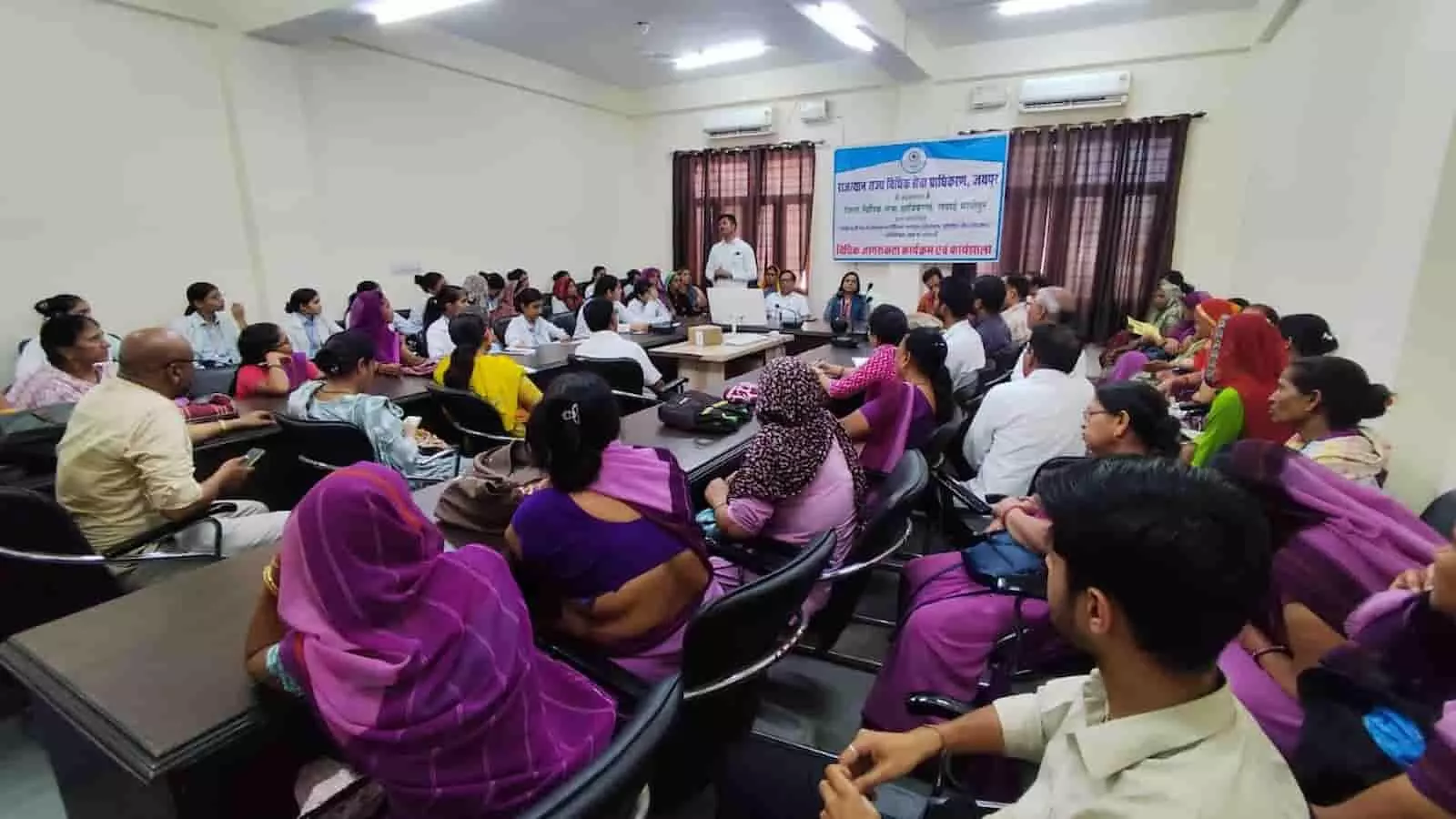 सवाई माधोपुर के एडीआर सेंटर में आयोजित कानूनी जागरूकता और पोश एक्ट प्रशिक्षण कार्यक्रम में उपस्थित प्रतिभागी महिलाएं और पुरुष अधिकारी।