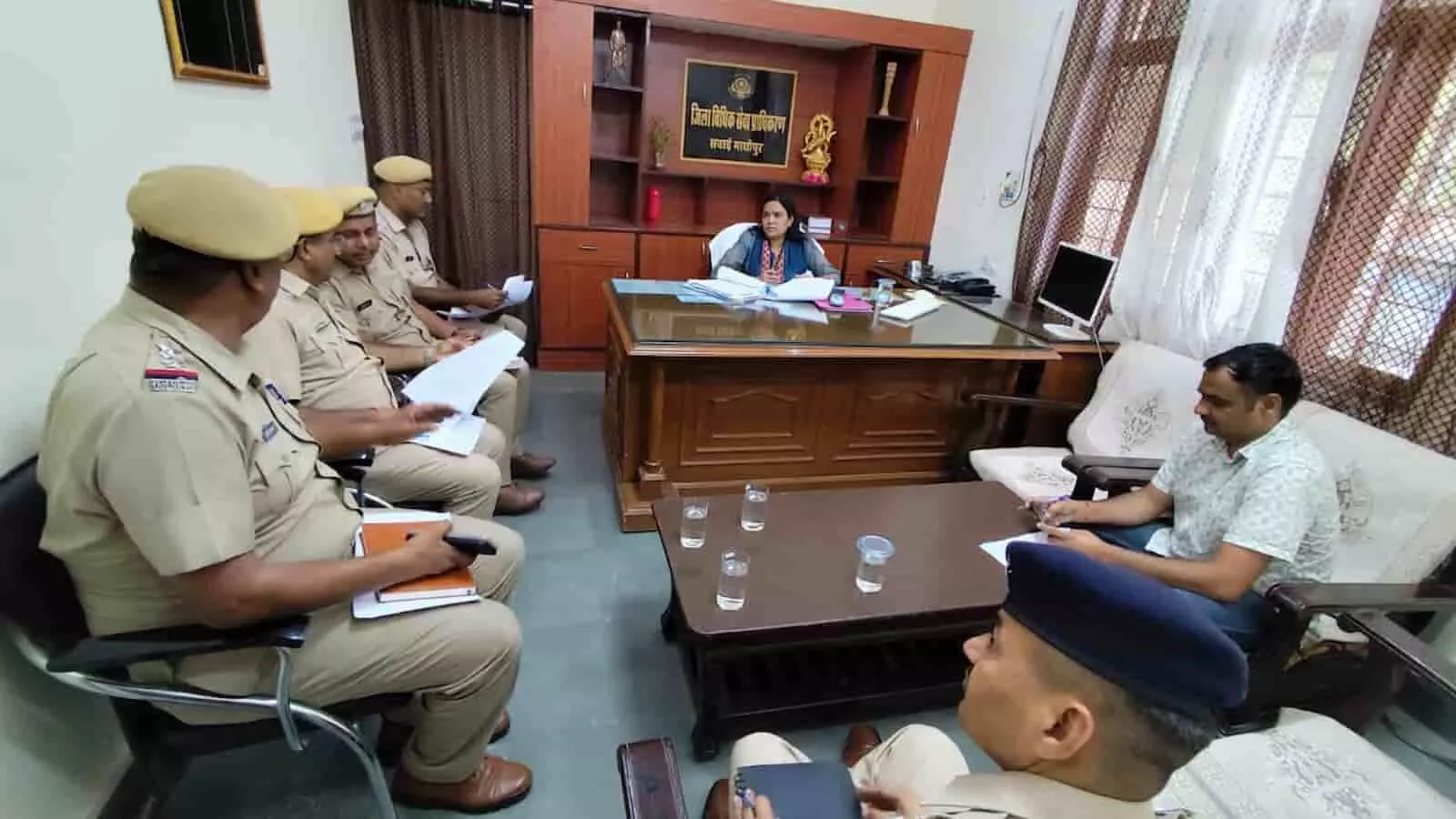 सवाई माधोपुर जिला विधिक सेवा प्राधिकरण कार्यालय में बैठक करते अधिकारी।