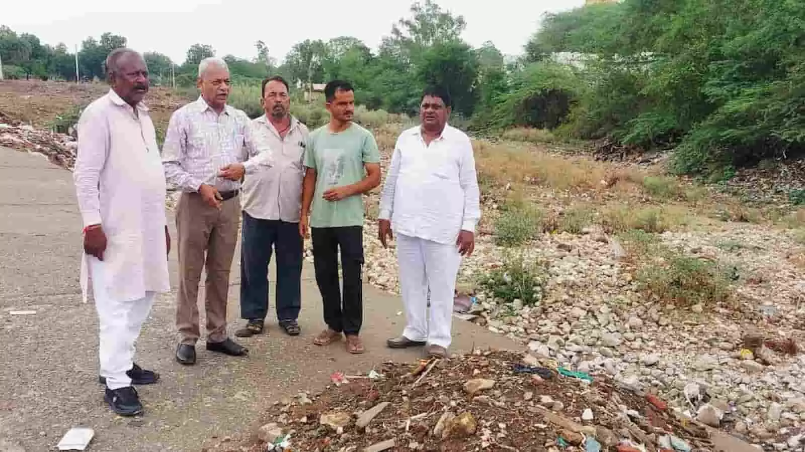 पूर्व विधायक नानालाल अहारी अस्पताल मार्ग की क्षतिग्रस्त पुलिया का निरीक्षण और समीक्षा करते हुए। पूर्व विधायक नानालाल अहारी अस्पताल मार्ग की क्षतिग्रस्त पुलिया का निरीक्षण और समीक्षा करते हुए।