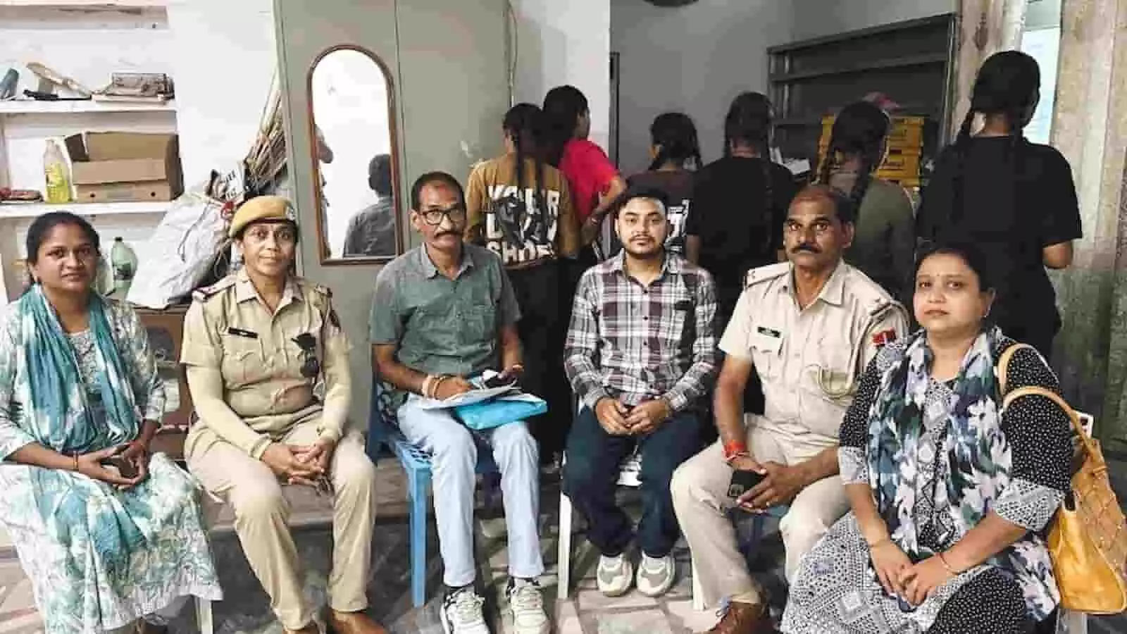 बारां में पुलिस और बाल कल्याण समिति के सदस्य संयुक्त अभियान के दौरान कार्यालय में बैठे हुए।