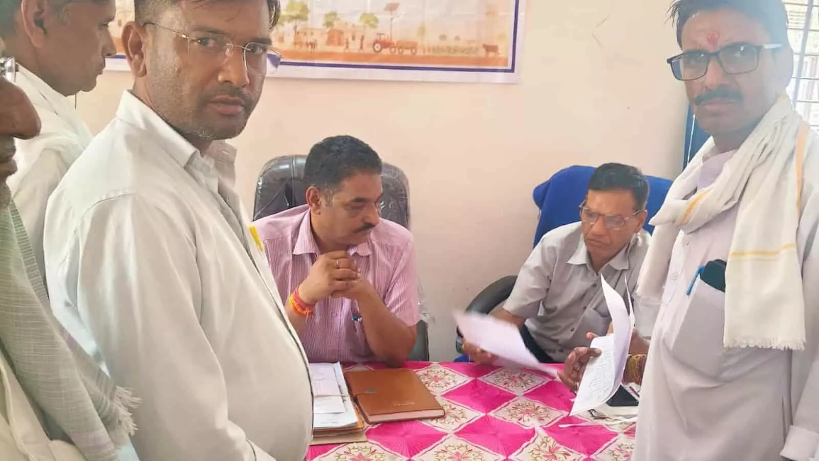 ग्रामीण सेवा शिविर में उपखंड अधिकारी को ज्ञापन सौंपते मोरन ग्राम सेवा सहकारी समिति के पदाधिकारी और ग्रामीण। ग्रामीण सेवा शिविर में उपखंड अधिकारी को ज्ञापन सौंपते मोरन ग्राम सेवा सहकारी समिति के पदाधिकारी और ग्रामीण।