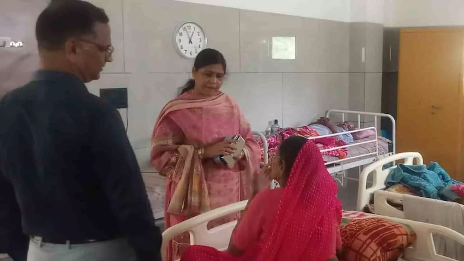 भीलवाड़ा के वृद्धाश्रम में बुजुर्ग महिला से बातचीत कर व्यवस्थाओं का निरीक्षण करतीं जिला विधिक सेवा प्राधिकरण की सचिव रश्मि आर्या। भीलवाड़ा के वृद्धाश्रम में बुजुर्ग महिला से बातचीत कर व्यवस्थाओं का निरीक्षण करतीं जिला विधिक सेवा प्राधिकरण की सचिव रश्मि आर्या।