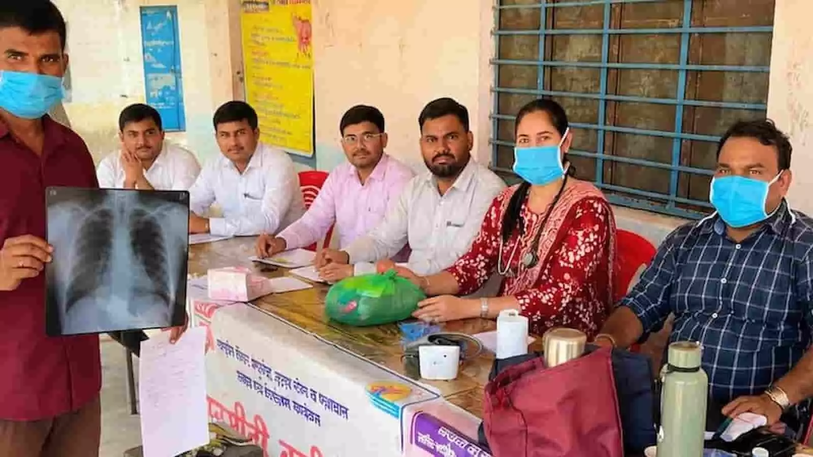 तस्वीर में अस्तावन के ग्रामीण सेवा शिविर में टीबी मुक्त हुआ मरीज और चिकित्सा टीम दिख रहे हैं। तस्वीर में अस्तावन के ग्रामीण सेवा शिविर में टीबी मुक्त हुआ मरीज और चिकित्सा टीम दिख रहे हैं।