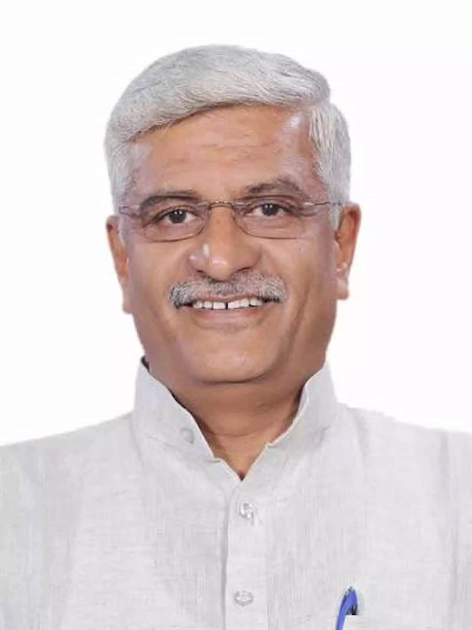 सफेद कुर्ता पहने मुस्कुराते हुए केंद्रीय मंत्री गजेन्द्र सिंह शेखावत की तस्वीर जो राजस्थान बैडमिंटन संघ के अध्यक्ष चुने गए हैं। सफेद कुर्ता पहने मुस्कुराते हुए केंद्रीय मंत्री गजेन्द्र सिंह शेखावत की तस्वीर जो राजस्थान बैडमिंटन संघ के अध्यक्ष चुने गए हैं।