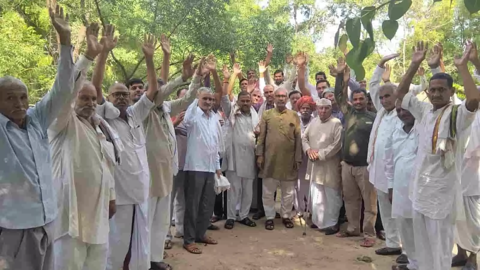 तस्वीर में पूर्व सांसद पंडित रामकिशन का अभिनंदन करते भरतपुर के ग्रामीण और किसान। तस्वीर में पूर्व सांसद पंडित रामकिशन का अभिनंदन करते भरतपुर के ग्रामीण और किसान।