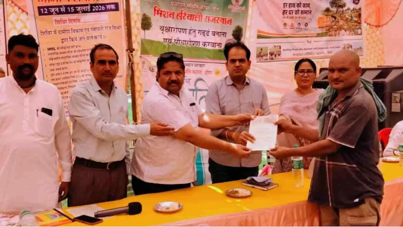 तस्वीर में प्रशासनिक अधिकारी कामां के मूसेपुर में ग्रामीण को आवास का पट्टा सौंप रहे हैं। तस्वीर में प्रशासनिक अधिकारी कामां के मूसेपुर में ग्रामीण को आवास का पट्टा सौंप रहे हैं।