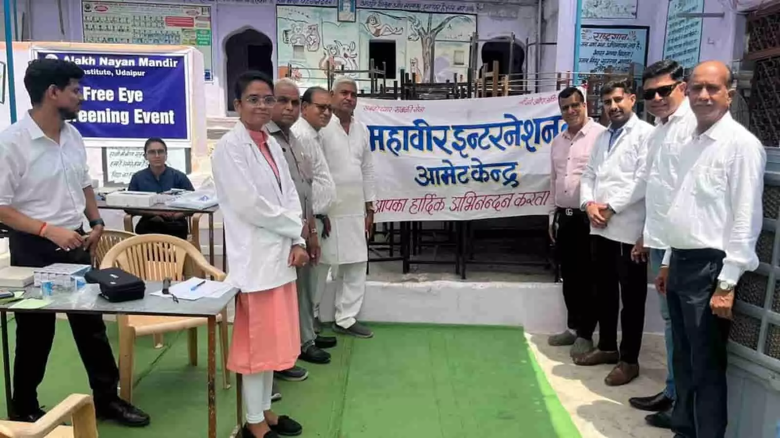 तस्वीर में महावीर इंटरनेशनल के पदाधिकारी और नेत्र विशेषज्ञ काछबली स्थित शिविर में नजर आ रहे हैं। तस्वीर में महावीर इंटरनेशनल के पदाधिकारी और नेत्र विशेषज्ञ काछबली स्थित शिविर में नजर आ रहे हैं।