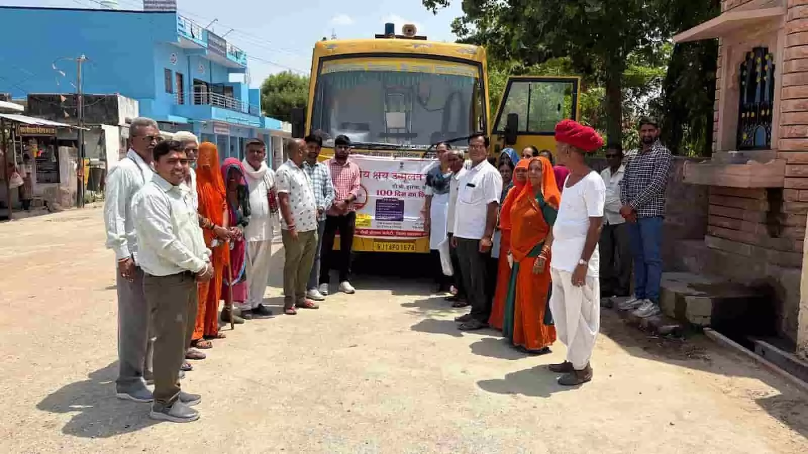 देवली कल्ला गांव में टीबी मुक्त अभियान के बैनर और मेडिकल वैन के पास खड़े स्वास्थ्यकर्मी और ग्रामीण। देवली कल्ला गांव में टीबी मुक्त अभियान के बैनर और मेडिकल वैन के पास खड़े स्वास्थ्यकर्मी और ग्रामीण।