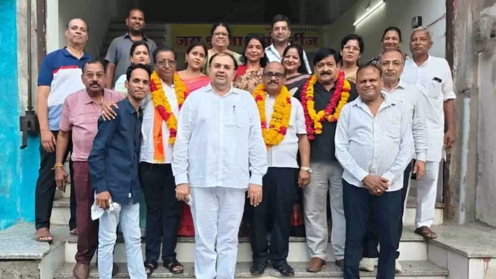 कोटा में नवनियुक्त जिला महामंत्री जगदीश अग्रवाल और अग्रवाल समाज के लोग ग्रुप फोटो खिंचवाते हुए। कोटा में नवनियुक्त जिला महामंत्री जगदीश अग्रवाल और अग्रवाल समाज के लोग ग्रुप फोटो खिंचवाते हुए।