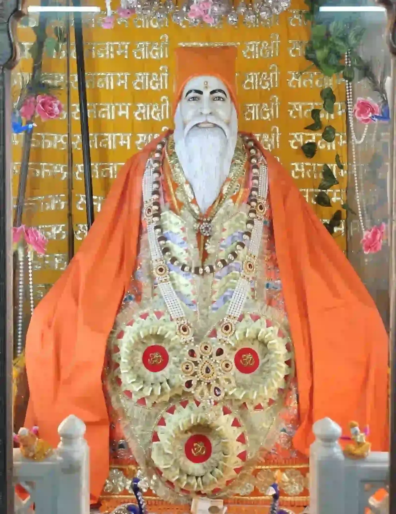 तस्वीर में दिख रही स्वामी टेऊँराम जी महाराज की प्रतिमा प्रेम प्रकाश पंथ का प्रतीक है।