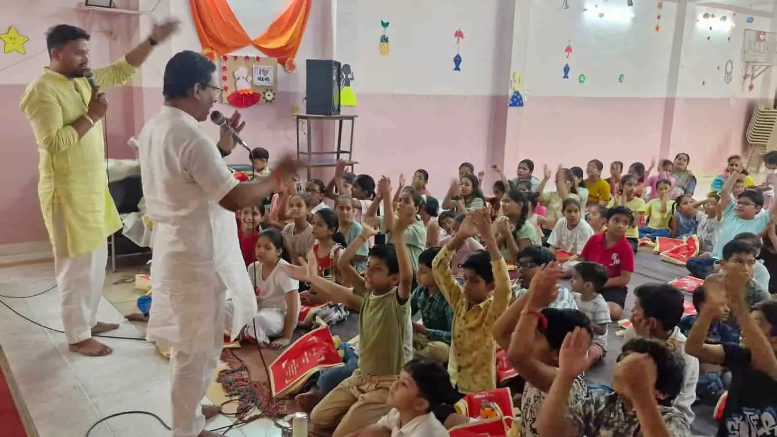 कोटा के रामपुरा जैन मंदिर में आयोजित व्यक्तित्व विकास शिविर में प्रशिक्षण लेते बच्चे। कोटा के रामपुरा जैन मंदिर में आयोजित व्यक्तित्व विकास शिविर में प्रशिक्षण लेते बच्चे।