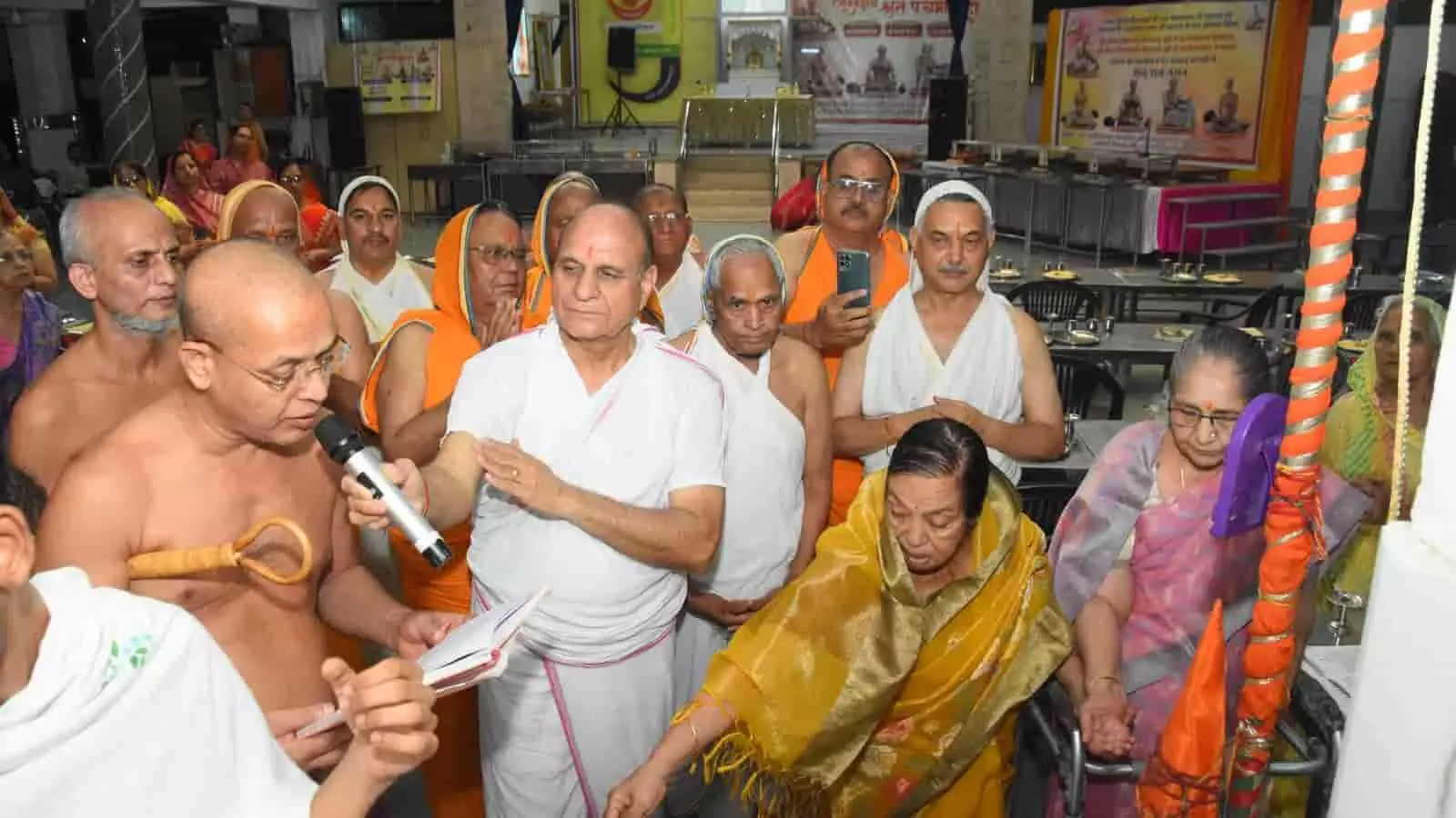 तलवंडी के महावीर दिगंबर जैन मंदिर में श्रुत पंचमी पर्व पर धार्मिक अनुष्ठान करते मुनि श्री और श्रद्धालु। तलवंडी के महावीर दिगंबर जैन मंदिर में श्रुत पंचमी पर्व पर धार्मिक अनुष्ठान करते मुनि श्री और श्रद्धालु।