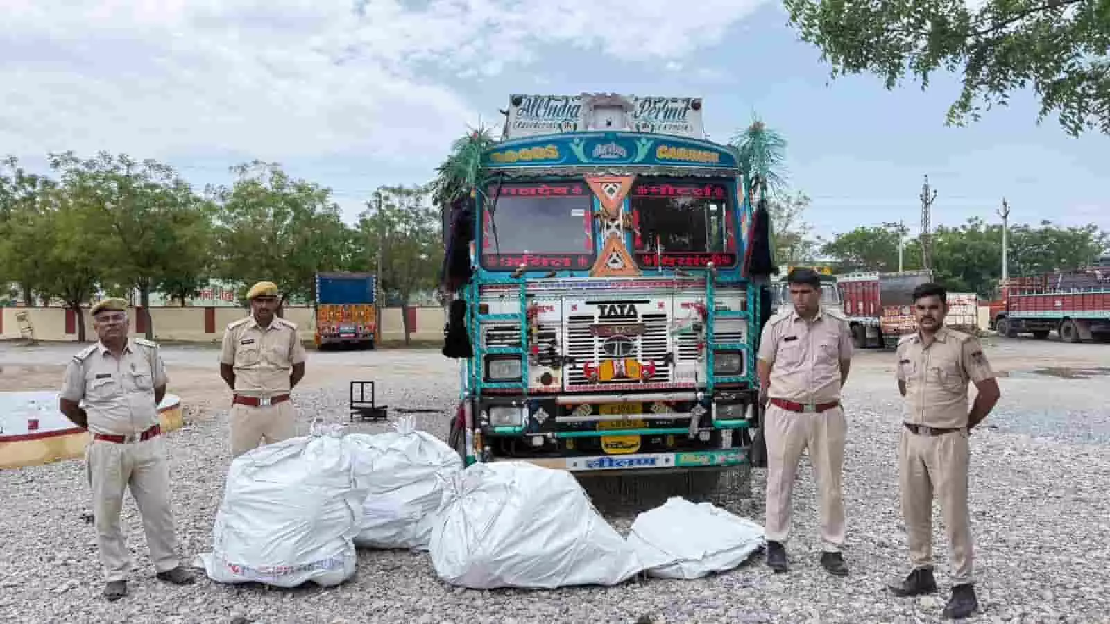 तस्वीर में पुलिस कर्मी निंबाहेड़ा में जब्त किए गए ट्रक और अवैध गांजे के साथ दिख रहे हैं। तस्वीर में पुलिस कर्मी निंबाहेड़ा में जब्त किए गए ट्रक और अवैध गांजे के साथ दिख रहे हैं।