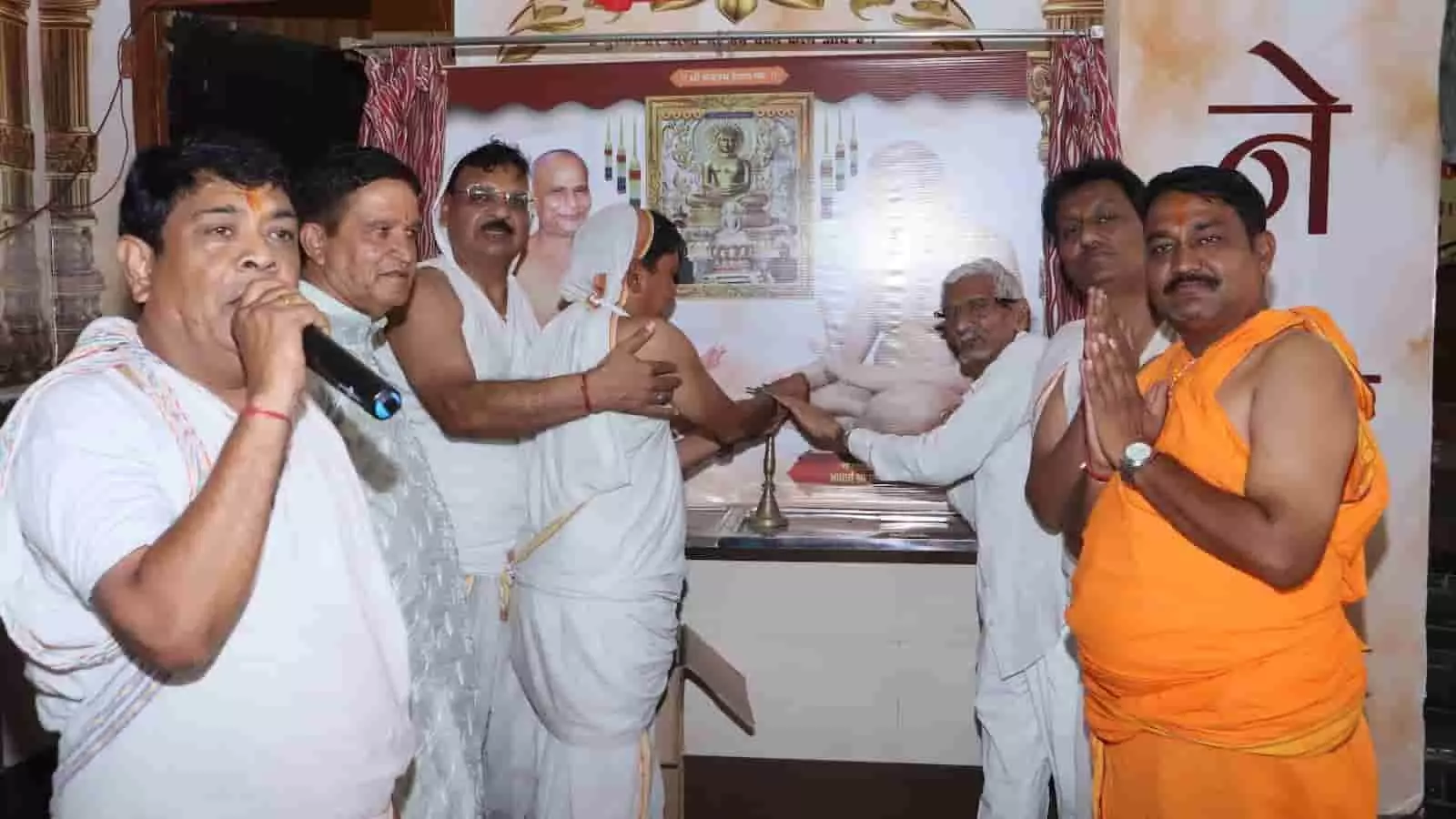 रिद्धि-सिद्धि नगर कुन्हाड़ी के श्री चंद्रप्रभु दिगंबर जैन मंदिर में णमोकार महामंत्र अनुष्ठान के दौरान दीप प्रज्वलन करते श्रद्धालु। रिद्धि-सिद्धि नगर कुन्हाड़ी के श्री चंद्रप्रभु दिगंबर जैन मंदिर में णमोकार महामंत्र अनुष्ठान के दौरान दीप प्रज्वलन करते श्रद्धालु।