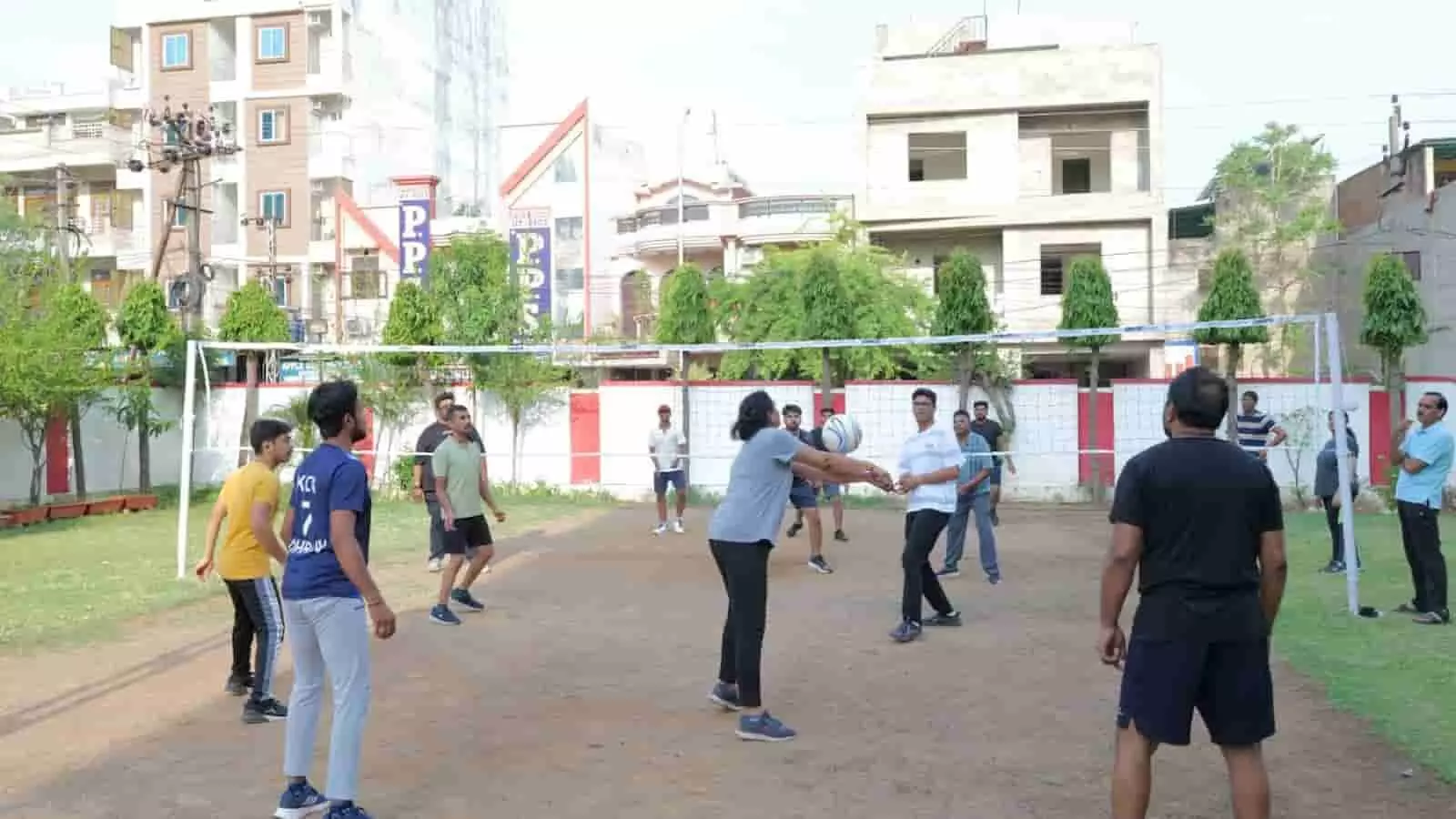 मैदान पर वॉलीबॉल प्रतियोगिता के दौरान मैच खेलते माहेश्वरी समाज के युवा खिलाड़ी। मैदान पर वॉलीबॉल प्रतियोगिता के दौरान मैच खेलते माहेश्वरी समाज के युवा खिलाड़ी।