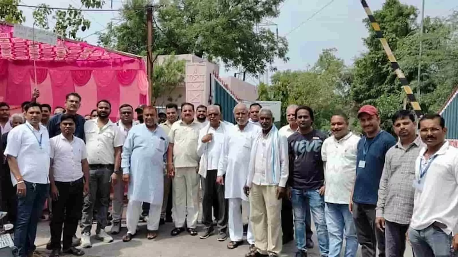 कोटा थर्मल पावर स्टेशन के गेट पर पदोन्नति की मांग को लेकर प्रदर्शन करते संयुक्त संघर्ष समिति के पदाधिकारी। कोटा थर्मल पावर स्टेशन के गेट पर पदोन्नति की मांग को लेकर प्रदर्शन करते संयुक्त संघर्ष समिति के पदाधिकारी।