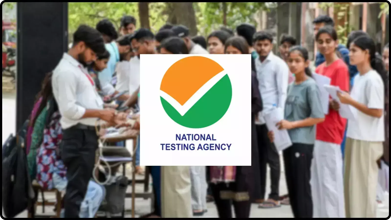 राष्ट्रीय परीक्षा एजेंसी का लोगो और कतार में खड़े छात्र भारत में परीक्षा केंद्र के संदर्भ में दिख रहे हैं। राष्ट्रीय परीक्षा एजेंसी का लोगो और कतार में खड़े छात्र भारत में परीक्षा केंद्र के संदर्भ में दिख रहे हैं।