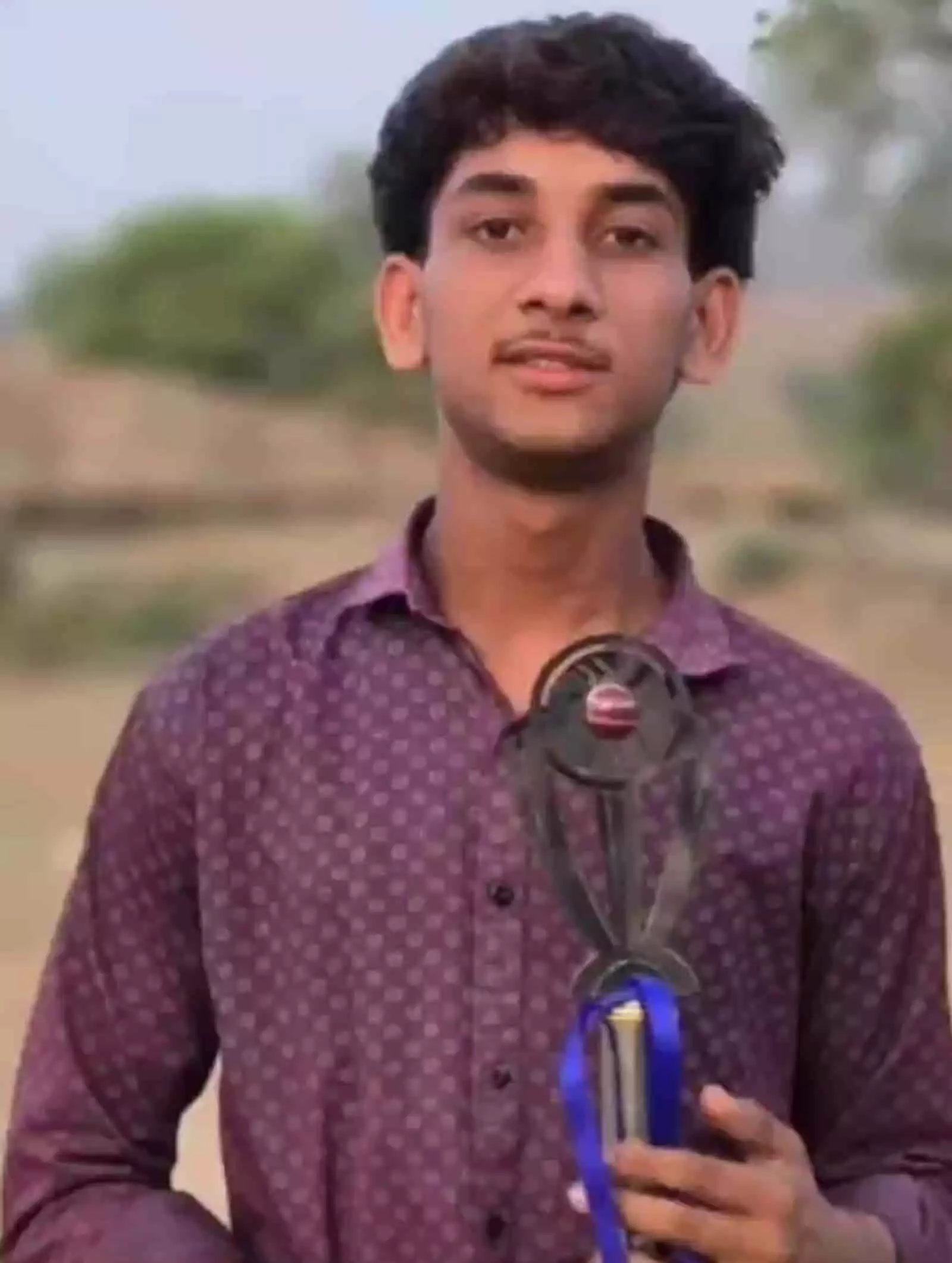 हाथ में ट्रॉफी लिए मुस्कुराता हुआ दिवंगत युवक निलेश पटेल जिसका उदयपुर के खेरवाड़ा में सड़क हादसे में निधन हो गया। हाथ में ट्रॉफी लिए मुस्कुराता हुआ दिवंगत युवक निलेश पटेल जिसका उदयपुर के खेरवाड़ा में सड़क हादसे में निधन हो गया।