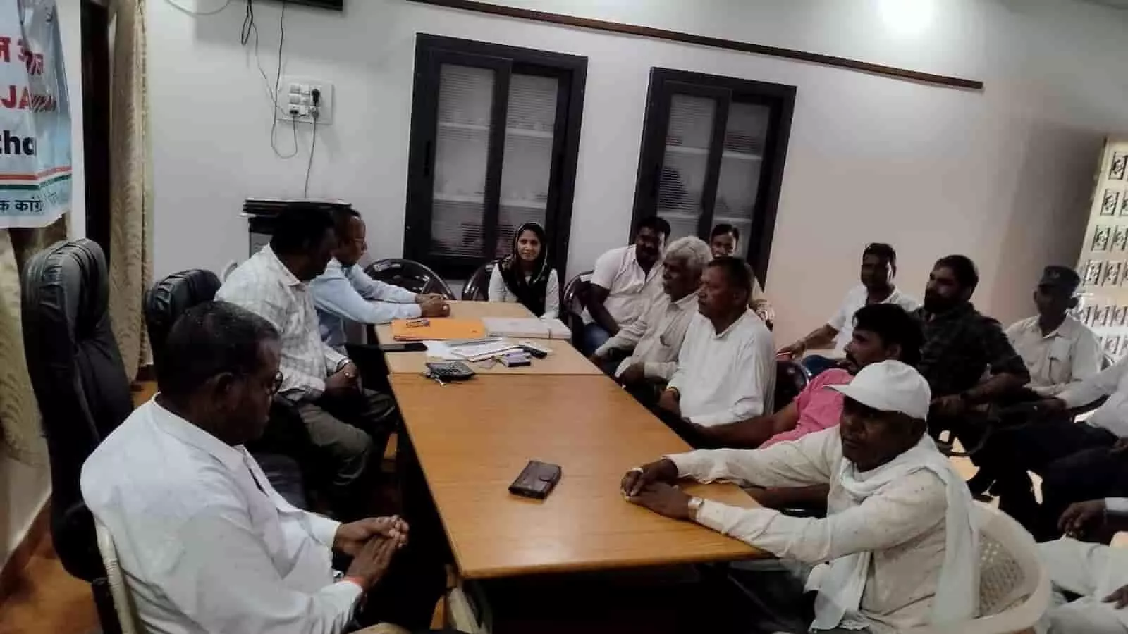 खेरवाड़ा ब्लॉक कांग्रेस कार्यालय में बैठक की अध्यक्षता करते ब्लॉक अध्यक्ष दिनेश मीणा और उपस्थित कांग्रेस पदाधिकारी। खेरवाड़ा ब्लॉक कांग्रेस कार्यालय में बैठक की अध्यक्षता करते ब्लॉक अध्यक्ष दिनेश मीणा और उपस्थित कांग्रेस पदाधिकारी।
