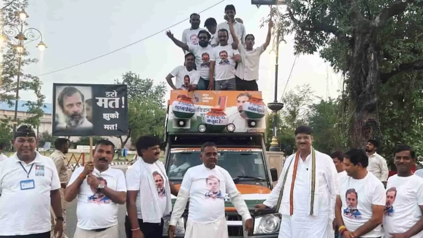 तस्वीर में कोटा के छात्र गूंज कार्यक्रम के लिए बोलेरो रथ के साथ कांग्रेस कार्यकर्ता दिख रहे हैं। तस्वीर में कोटा के छात्र गूंज कार्यक्रम के लिए बोलेरो रथ के साथ कांग्रेस कार्यकर्ता दिख रहे हैं।