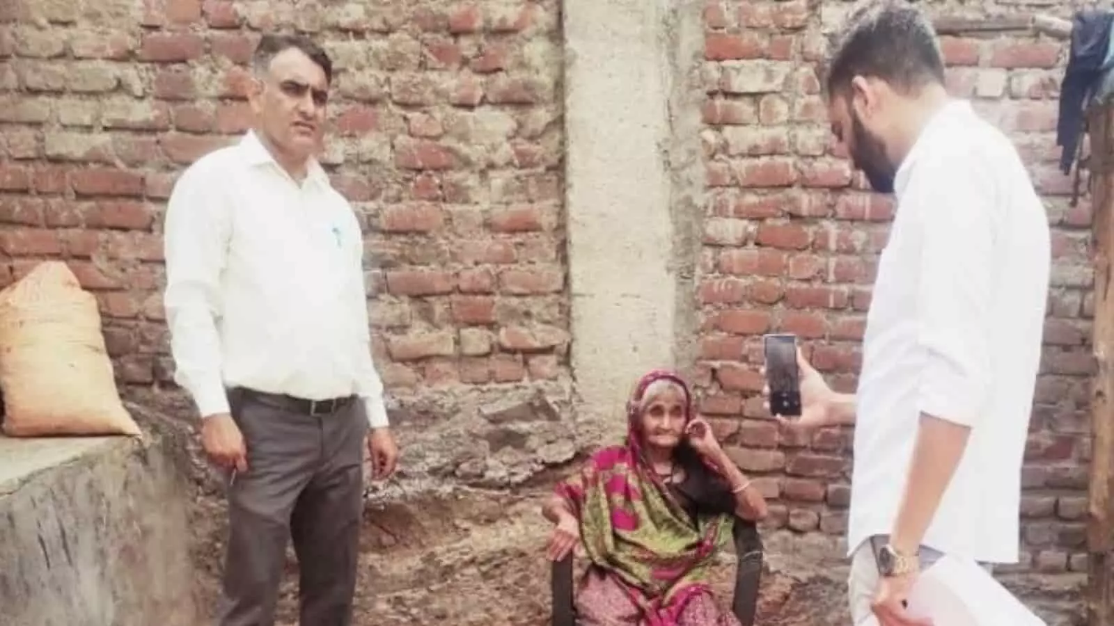 कारछा कला में बुजुर्ग महिला के घर मोबाइल से ई-केवाईसी प्रक्रिया पूरी करते अधिकारी। कारछा कला में बुजुर्ग महिला के घर मोबाइल से ई-केवाईसी प्रक्रिया पूरी करते अधिकारी।