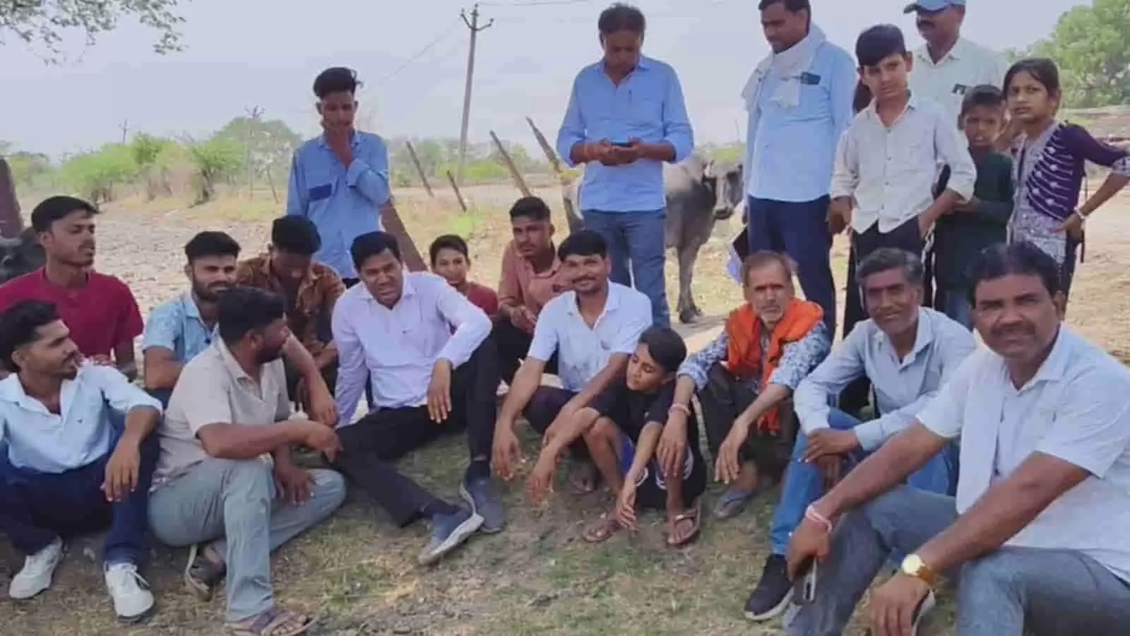 विधायक राधेश्याम बैरवा कोटड़ा गांव में ग्रामीणों के साथ बैठकर उनकी समस्याएं सुन रहे हैं। विधायक राधेश्याम बैरवा कोटड़ा गांव में ग्रामीणों के साथ बैठकर उनकी समस्याएं सुन रहे हैं।