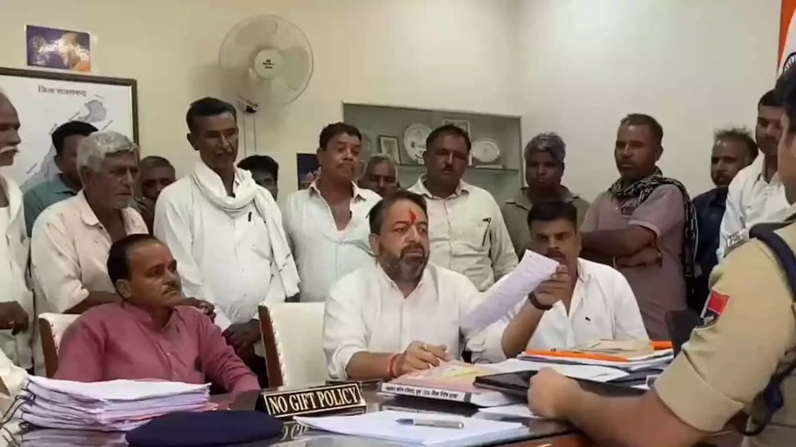 राजसमन्द एसपी कार्यालय में पुलिस अधीक्षक को ज्ञापन सौंपते पूर्व विधायक सुदर्शन सिंह रावत और ग्रामीणों की बैठक राजसमन्द एसपी कार्यालय में पुलिस अधीक्षक को ज्ञापन सौंपते पूर्व विधायक सुदर्शन सिंह रावत और ग्रामीणों की बैठक