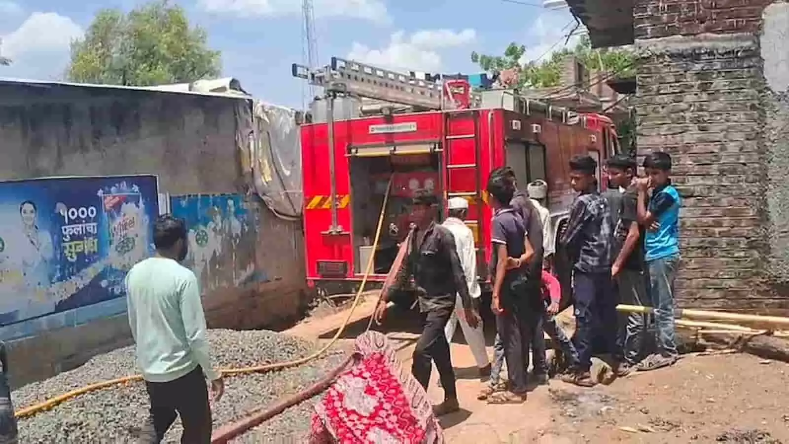 तस्वीर में रिसोड के वाघी खुर्द गांव में सिलेंडर विस्फोट के बाद राहत कार्य और भीड़ दिख रही है। तस्वीर में रिसोड के वाघी खुर्द गांव में सिलेंडर विस्फोट के बाद राहत कार्य और भीड़ दिख रही है।