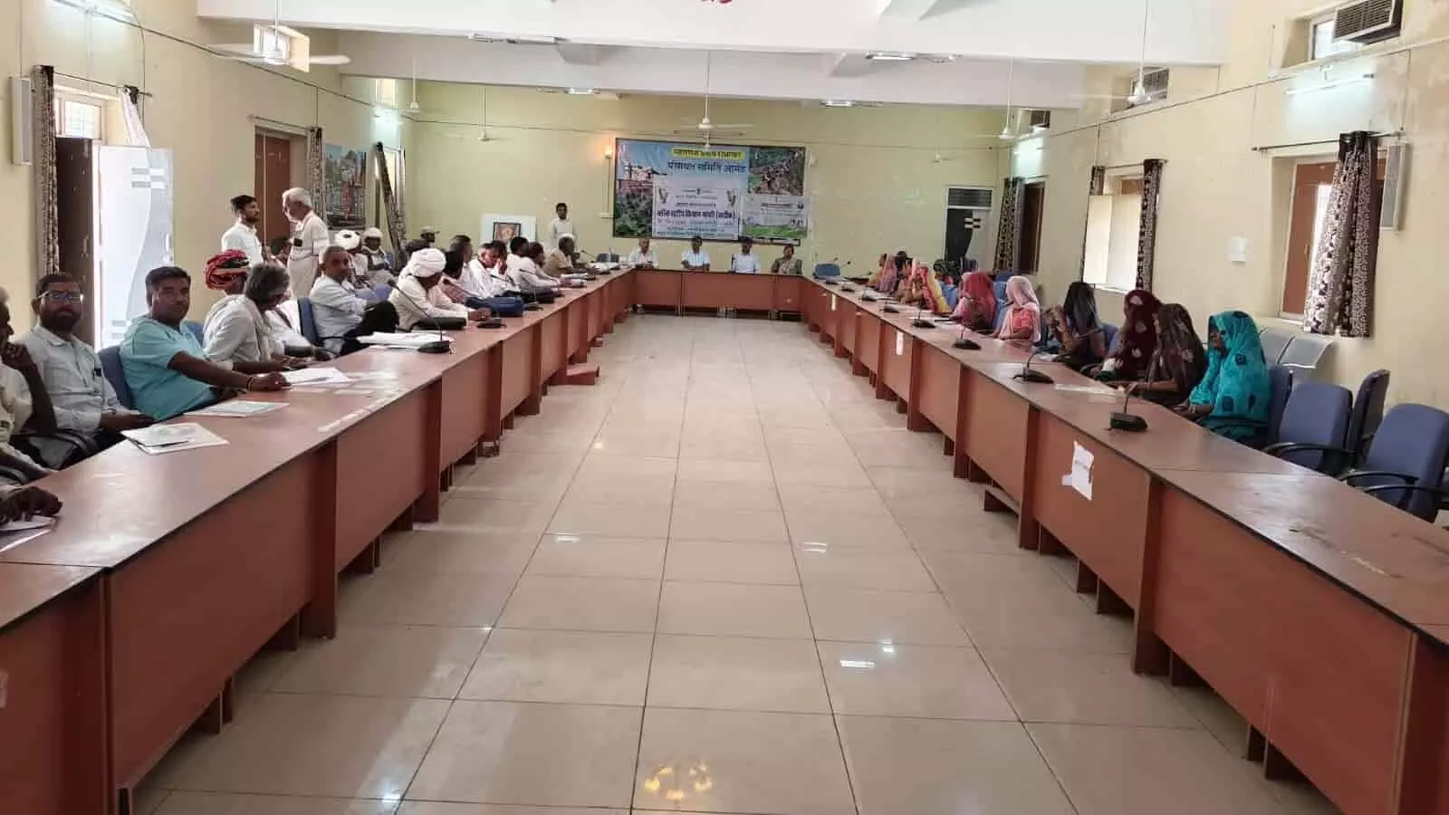 तस्वीर में आमेट कृषि गोष्ठी में उपस्थित किसान और विभाग के अधिकारी दिख रहे हैं। तस्वीर में आमेट कृषि गोष्ठी में उपस्थित किसान और विभाग के अधिकारी दिख रहे हैं।